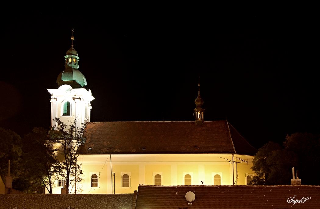 Pohled na bzenecký kostel sv.Jana Křtitele z náměstí